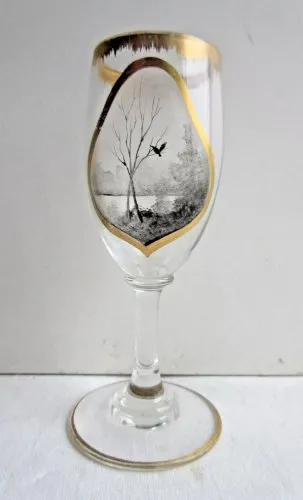 Verre à liqueur sur pied peint à l'émail en grisaille: Arbres en hiver + oiseau