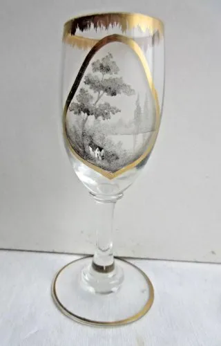 Verre à liqueur sur pied peint à l'émail en grisaille: Maison sous les arbres