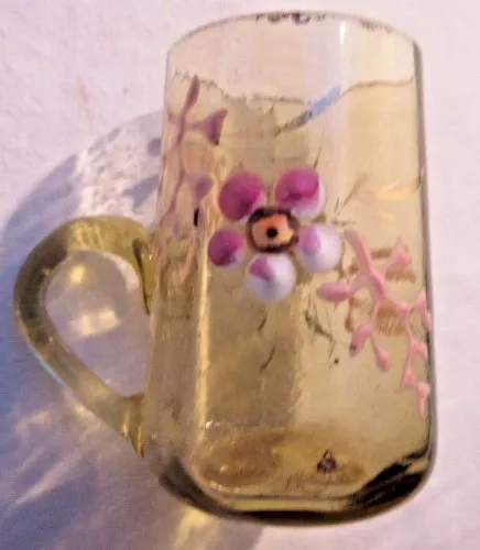 Verre à liqueur, tasse ambre émaillée Legras: Fleurs de pommier et algues roses