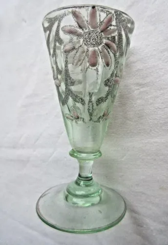 Verre à liqueur vert tendre, en cône sur piédouche émaillé Legras: Les Edelweiss