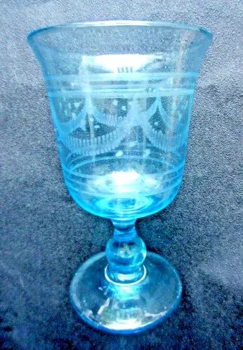 Verre à pied Art Déco, bleu George Sand, gravé de guirlandes et de flocons