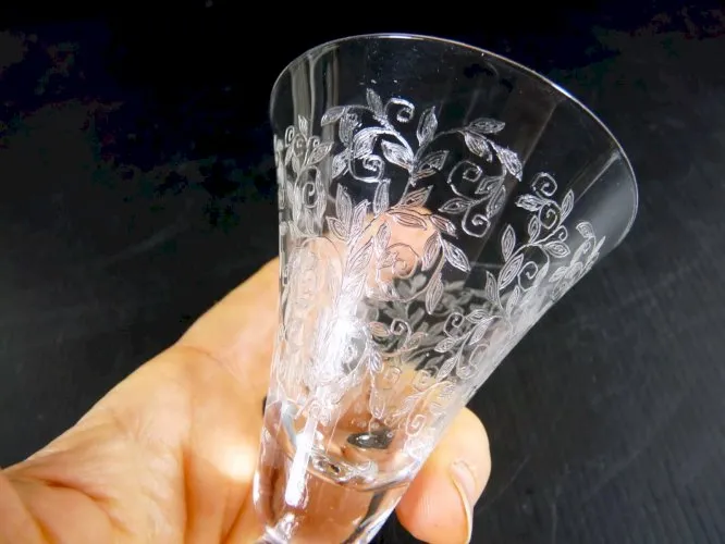 Verre à porto cristal gravé à la main style Baccarat Michelangelo pas signé