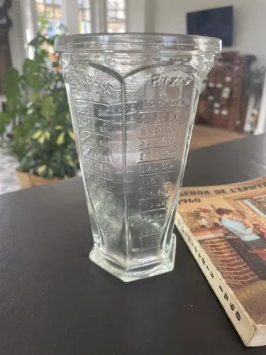 Verre gradué ancien
