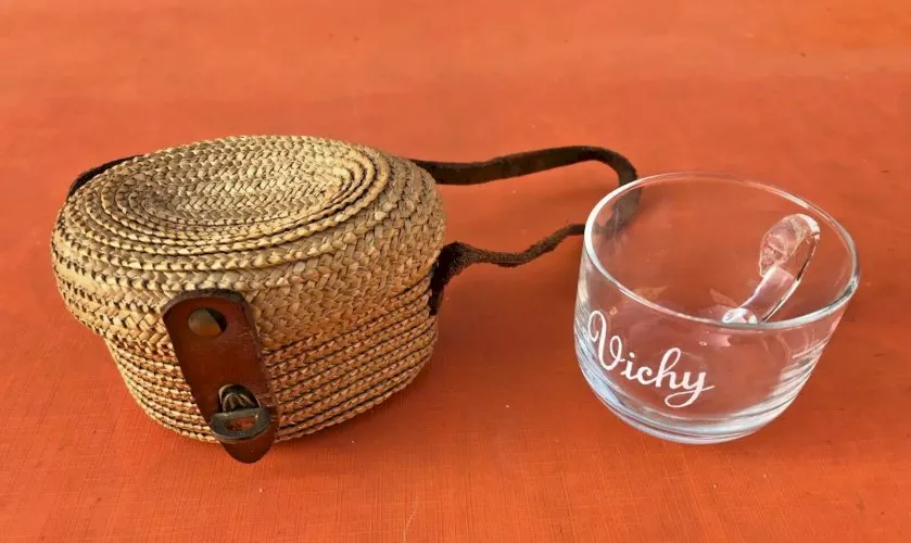 Verre gradué de Curiste Vichy (Allier) Etui en osier tressé / Lanière en cuir