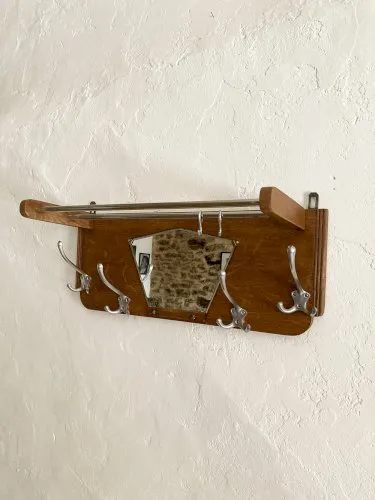 Vestiaire mural 4 patères en bois et aluminium avec miroir trapèze biseauté, années 1950