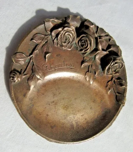 Vide-poche Art Nouveau en bronze sculpté de roses, signé Charles
