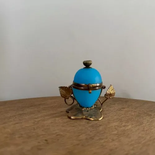 Vide-poche en forme dœuf en opaline XIXe monture en bronze doré M3487