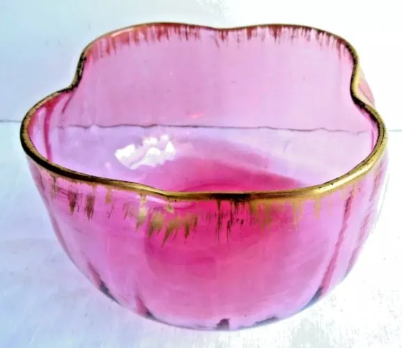 Vide-poche ou rince doigts en verre rose framboise et bord or fin, Napoléon III