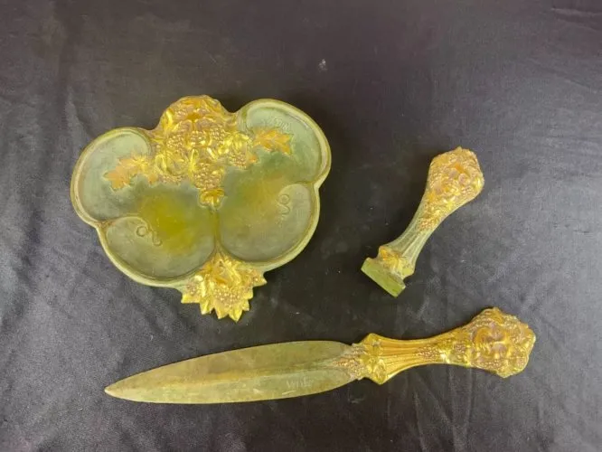 Vide poche , seau et coupe papier en bronze signé WILLY set de bureau