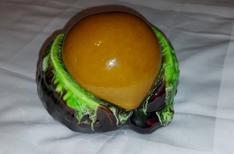 Vide poche/bonbonnière en barbotine en forme de châtaigne