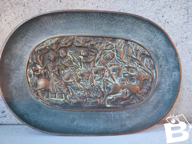 vide poche/petit plat en bronze a decor medieval epoque a definir en bon etat