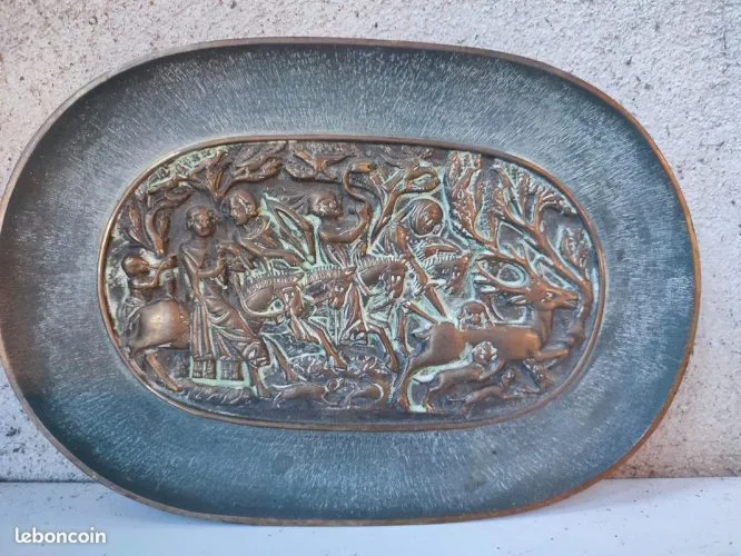 Vide poche/petit plat en bronze a decor medieval epoque a definir en bon etat(made in chiner )