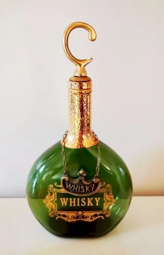 Vieille bouteille de whisky avec sa dorure