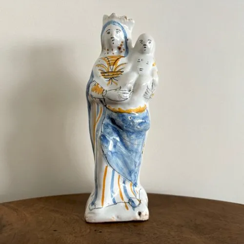 Vierge d'accouchée couronnée XVIIIe en faïence de Nevers M3497