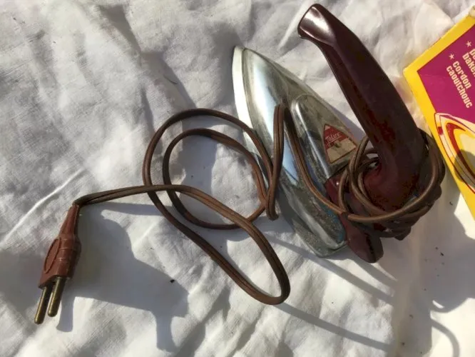 VINTAGE 60 jouet petit fer a repasser électrique dans sa boîte non testé