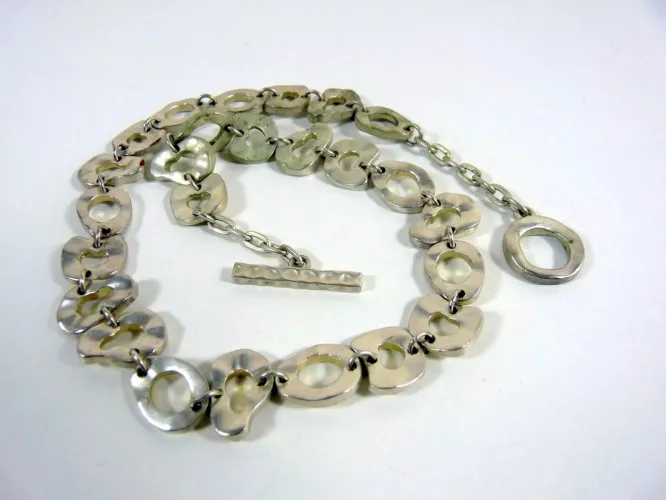 Vintage collier étain martelé plaqué argent signé Mlle. Biche de Bère L - 47 cm