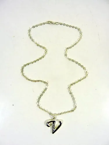 Vintage collier mi-long et pendentif lettre V avec des pierres transparentes