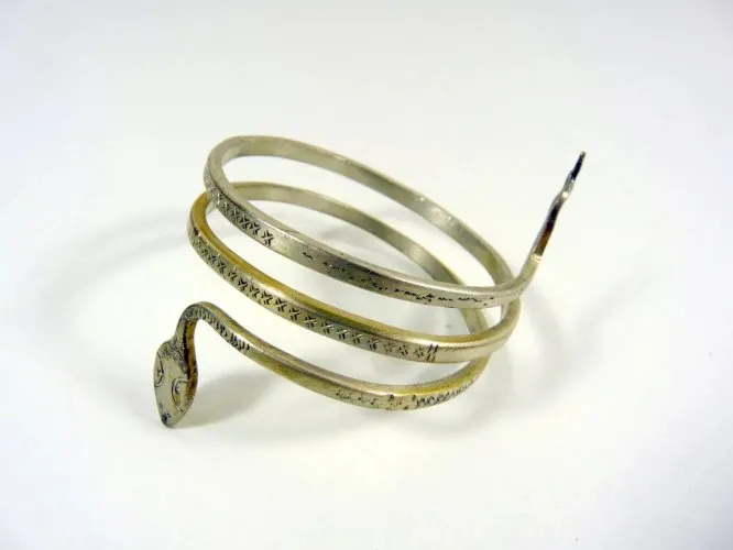 Vintage jonc bracelet esclave en argent? serpent gravé à la main P - 71,8 grs.