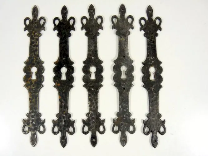 Vintage lot de 5 plaques de propreté fer forgé décor martelé H - 20,2 cm, TBE
