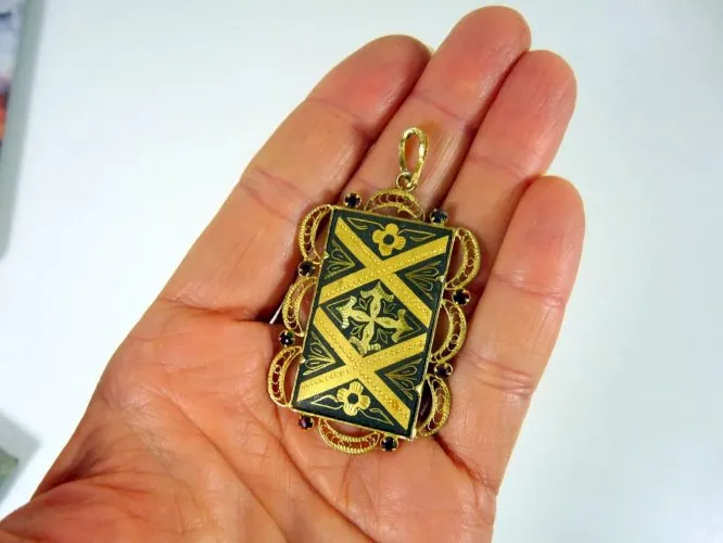 Vintage pendentif métal doré sculpté filigranne damasquiné petites pierres rouge