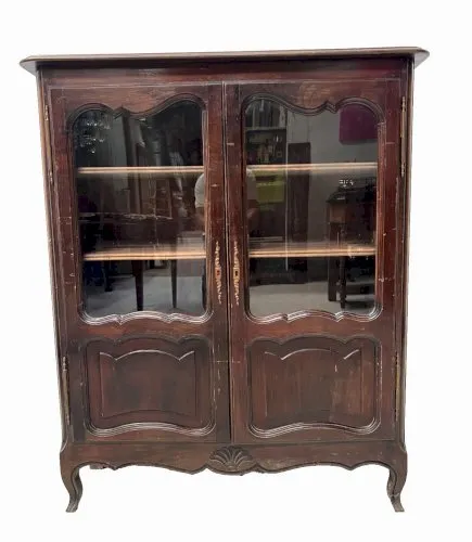 Vitrine de style Regence en chene massif XX siècle