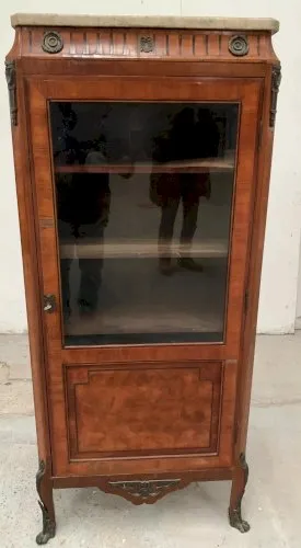 Vitrine une porte de style Louis XVI en marqueterie de bois XX siècle