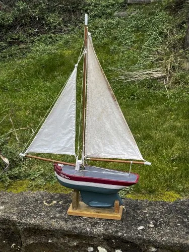 Voilier de bassin en bois navigable, jouet ancien
