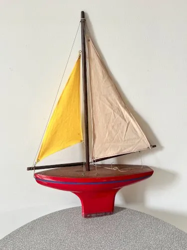 Voilier de bassin en bois Tirot 400, jouet vintage