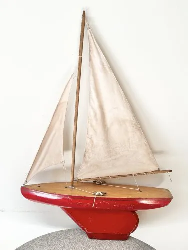 Voilier de bassin en bois Vogu'Enmer modèle VG50, jouet ancien