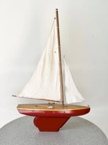 Voilier de bassin en bois Vogu'Enmer modèle VP40 à hublots, jouet ancien