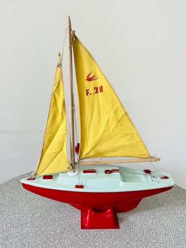 Voilier de bassin Giraud Sauveur F28 série VP30 en plastique vintage