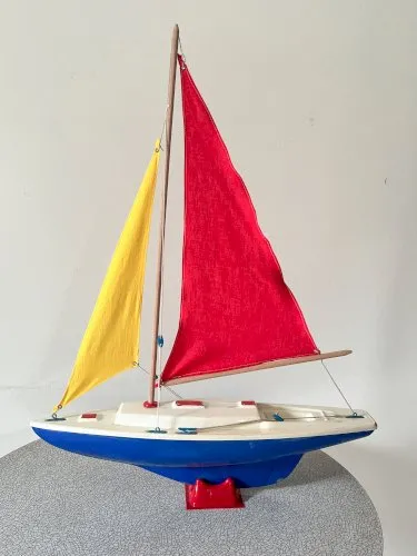 Voilier de bassin Giraud Sauveur modèle F27 série VP50, jouet vintage.