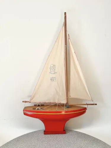 Voilier de bassin navigable en bois Tirot 401, jouet ancien.