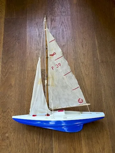 Voilier de bassin Requin n°1 F39 Giraud Sauveur avec boite dorigine