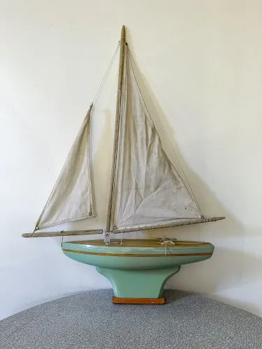 Voilier de bassin Tirot 401 en bois, jouet ancien