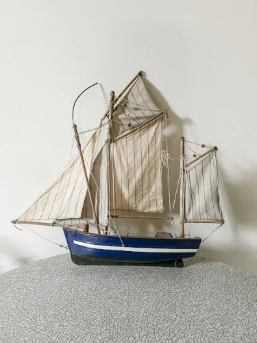 Voilier demi-coque en bois et coton pour décoration