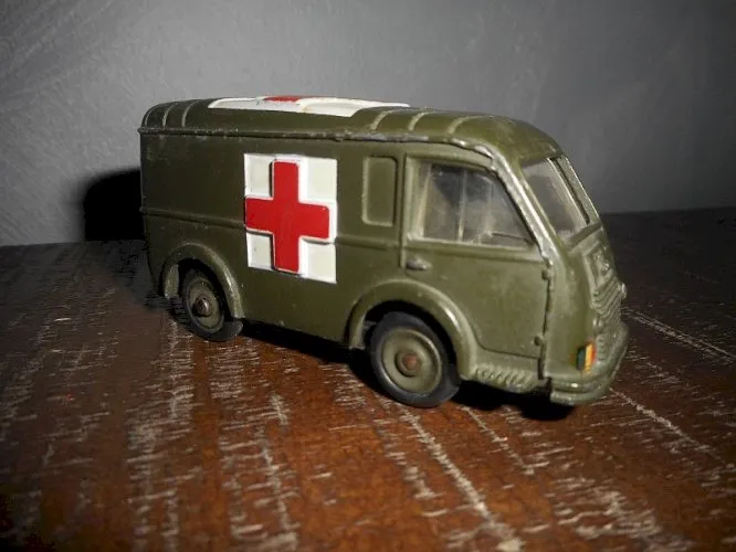 VOITURE AMBULANCE MILITAIRE DINKY TOYS 80F MECCANO N°3