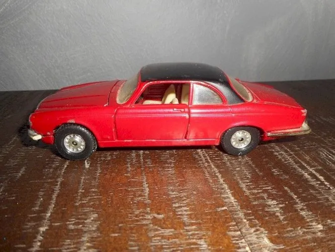 VOITURE CORGI JAGUAR XJ 12C N° 30