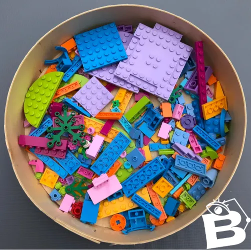 Vrac de pièces de Lego plus plaques