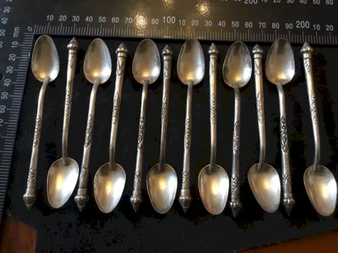 yd 12 Ancienne cuillère à moka argent creux et léger pas de poinçon ***