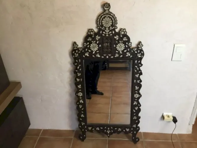 yd Miroir ottoman en bois incrusté de nacre dite goldfisch