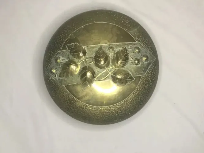 ydBOITE DINANDERIE REPOUSSÉ DÉCOR FLORAL BAS RELIEF FIN 19e ART NOUVEAU SIGNÉE